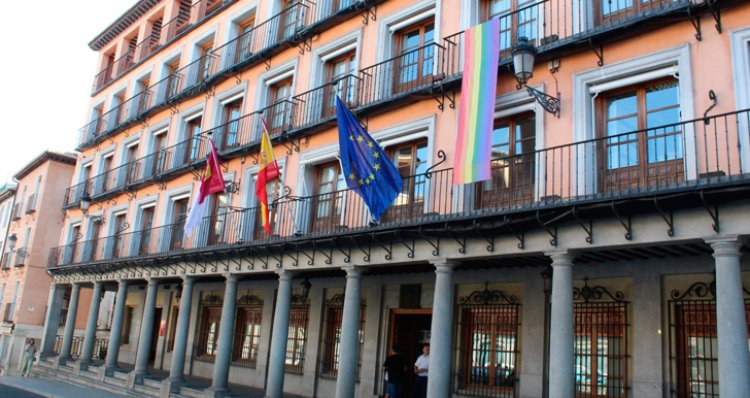 Los colores arco iris sí se pueden contemplar en la Delegación del Gobierno en Toledo