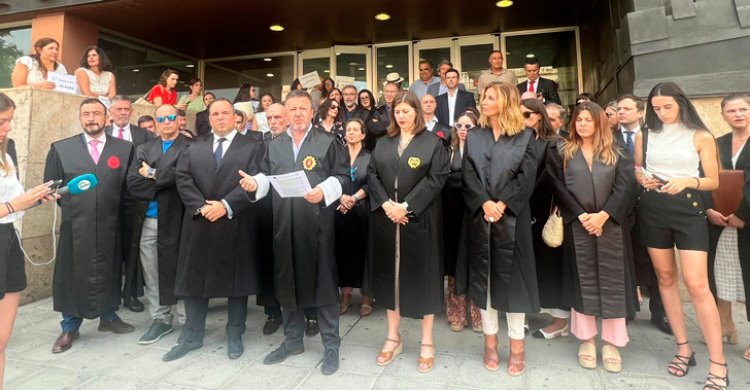 Medio centenar de abogados de Toledo reclaman la reactivación de la Justicia