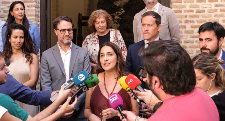 Ana González se dirige a los medios de comunicación.