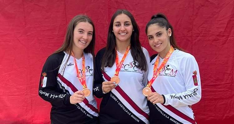 El equipo femenino made in Talavera de Time Trial -Zaira Vargas (i), Leire Cedenilla y Carla Gómez (d)- obtuvo el bronce en esta novedosa modalidad del BMX.