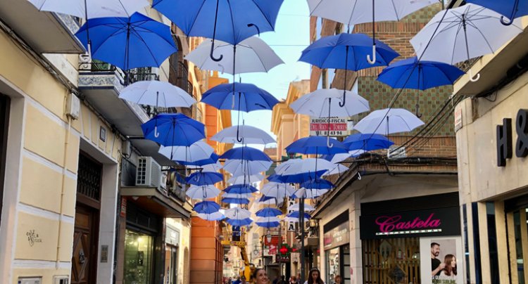 Talavera instala en la calle San Francisco quinientos paraguas con los colores de la ciudad