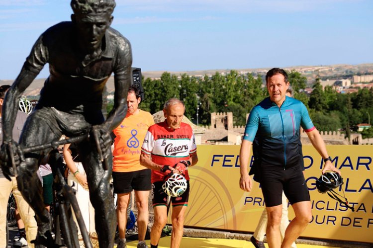 El alcalde Carlos Velázquez ha subido en bicicleta hasta la estatua de Bahamontes.