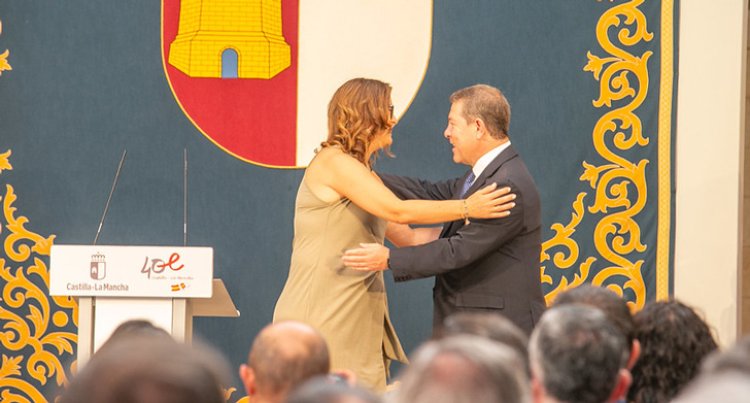 García-Page felicita a la toledana Esther Padilla tras prometer su cargo como consejera Portavoz.
