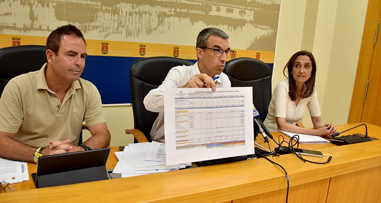 Hidalgo, junto a Gutiérrez y Bellón, mostrando la actual liquidez positiva del Ayuntamiento de Talavera que ha contrastado con la negativa dejada por el anterior gobierno del PP.