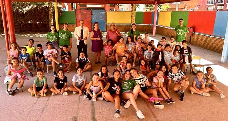 Foto de familia en el campamento urbano del colegio San Ildefonso.