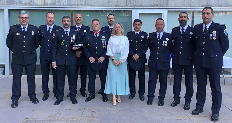 Los siete policías locales distinguidos, con la concejala de Seguridad Ciudadana, Macarena Muñoz, y sus mandos.