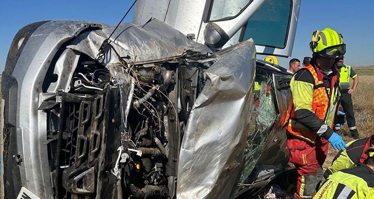 Cuatro heridos tras colisionar dos turismos y un camión en Magán