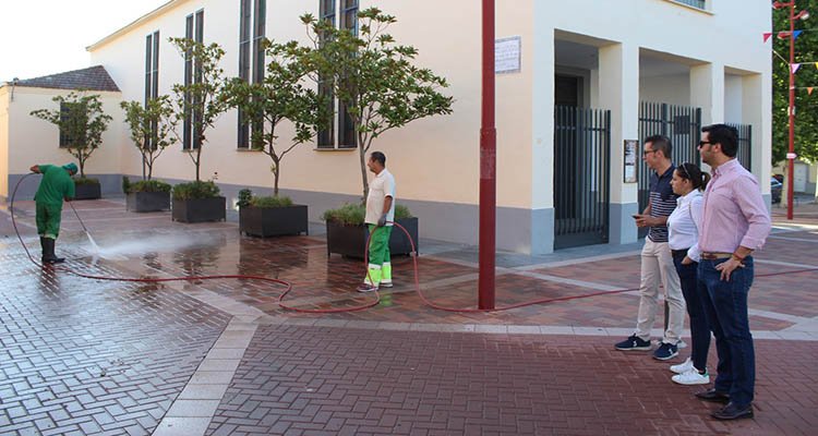 El Ayuntamiento de Torrijos intensifica la limpieza viaria