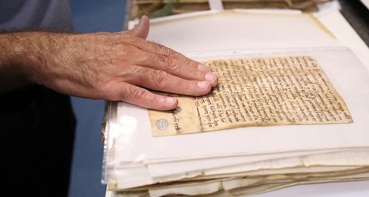 Continúa la restauración de joyas bibliográficas del Archivo de Talavera
