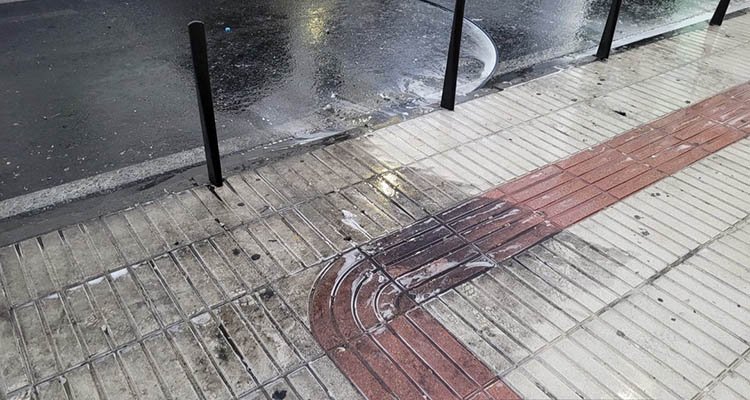 Limpian la acera de los pares de la avenida de Toledo de Talavera