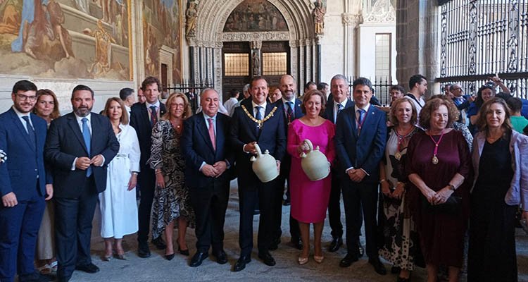 Velázquez y Cedillo botijo en mano, junto a otros representantes del PP.