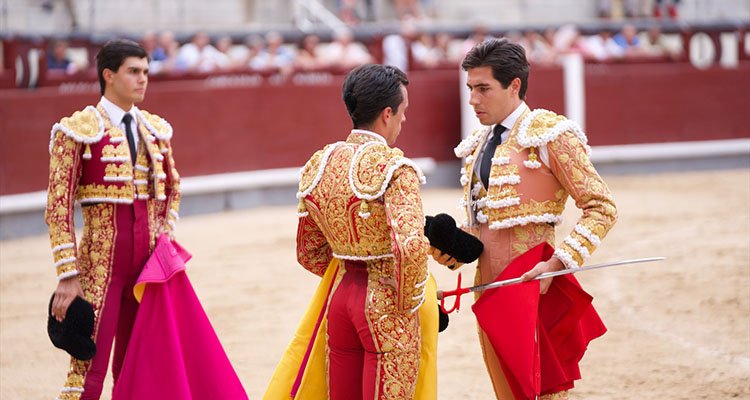 Rodríguez (c), durante la confirmación de su alernativa apadrinada por Lorenzo (d) y en presencia de De Manuel.