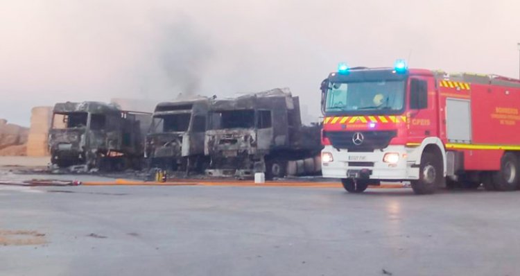 Tres camiones con pacas de pajas se incendian en una explotación agraria en Carriches