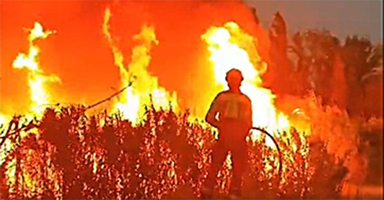Tras ser controlado, se trabaja por extinguir el incendio de Arcicóllar