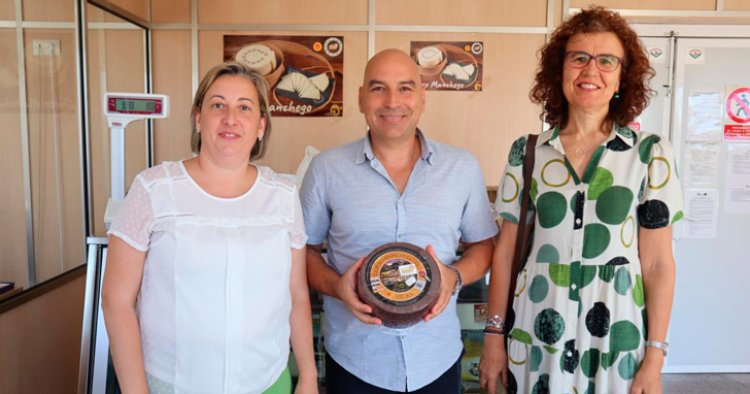 Elena Escobar visita la empresa Quesos Navalmoral en Totanés