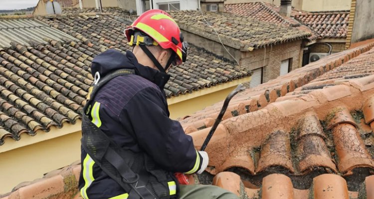 Un helicóptero de Madrid rescata a vecinos de Escalona y Bargas atrapados en los tejados