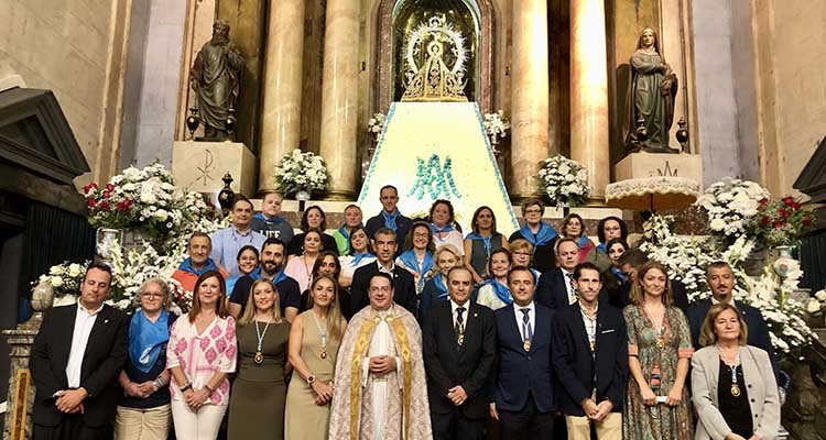 Seis mil claveles engalanan el manto de la Virgen del Prado de Talavera
