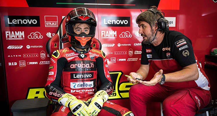 Álvaro Bautista sufre en el regreso del mundial de Superbikes