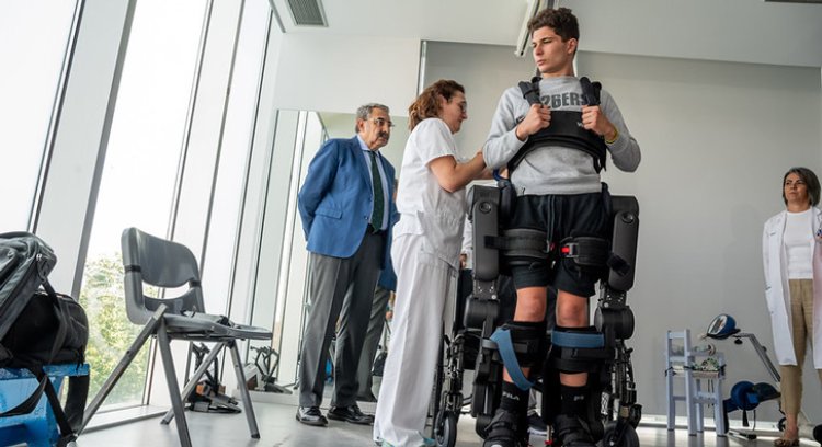 Parapléjicos ya cuenta con un nuevo exoesqueleto que ayuda a caminar a adolescentes