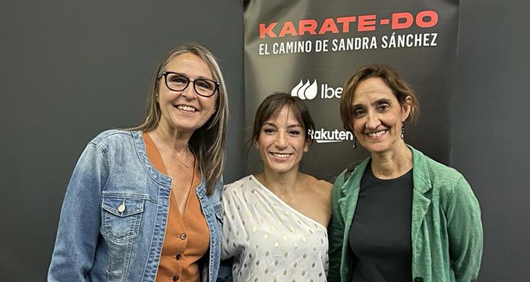 La campeonísima, con los concejalas del PSOE Montserrat Muro (i) y Flora Bellón.