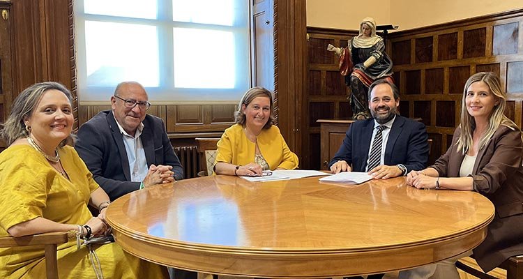 La presidenta de la Diputación de Toledo recibe a Paco Núñez