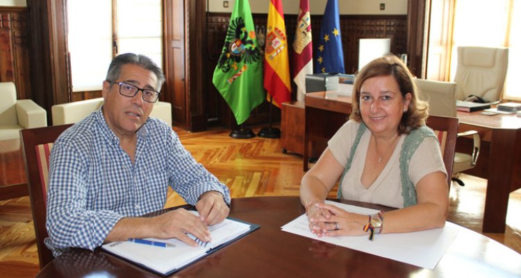El alcalde de Belvís de la Jara expone sus proyectos a la presidenta de la Diputación de Toledo
