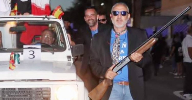 Piden explicaciones porque el alcalde de Pantoja exhibió un arma en las fiestas locales