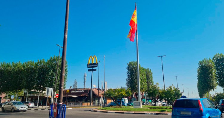 El Ayuntamiento retira la bandera de Talavera para colocar la de España