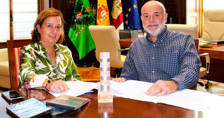 La presidenta de la Diputación de Toledo recibe al biólogo y cineasta talaverano Arturo Menor