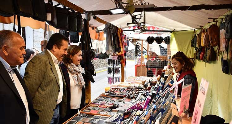 Díaz(i), Barroso y Cedillo, en uno de los puestos de artesanía del I Mercado Romano de Segurilla.
