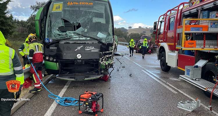 Un muerto y un herido tras un accidente entre un turismo y un autobús escolar