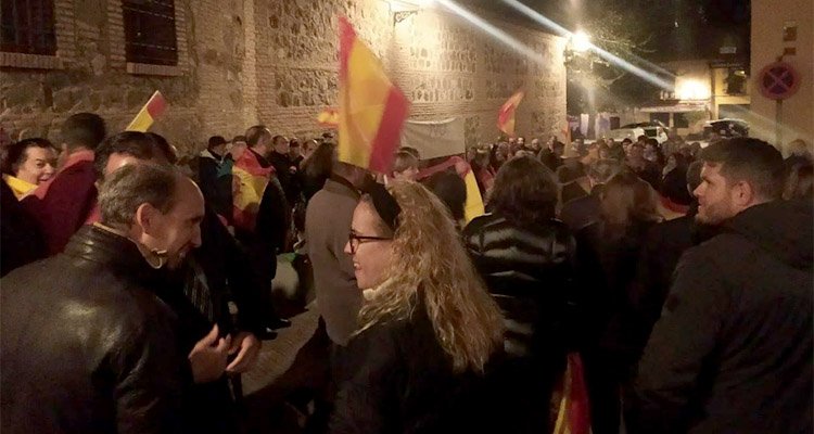 Algarada con proclamas franquistas ante la sede del PSOE de Toledo