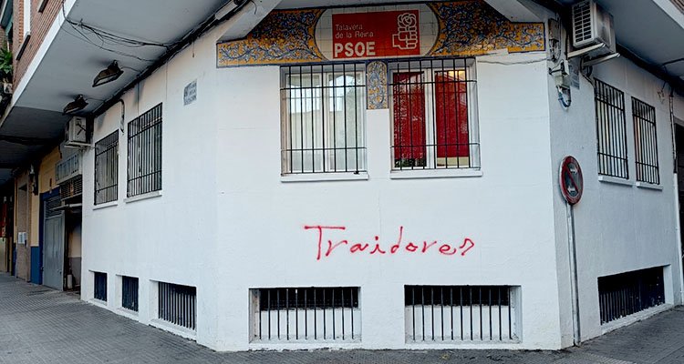 Pintada en la fachada de la sede del PSOE en Talavera.