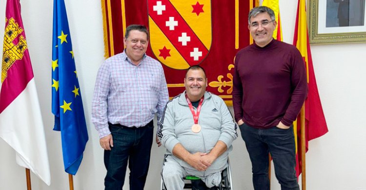 El alcalde de Cobisa recibe al deportista Pedro Gómez, medallista en Tiro Para Deportivo