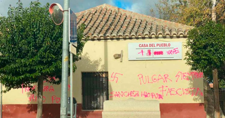 Aparecen  pintadas con insultos a Sánchez y una esvástica en la sede del PSOE de Pulgar