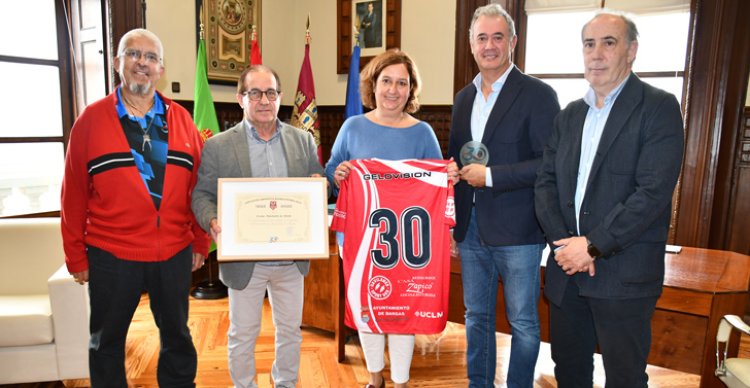 La presidenta de la Diputación de Toledo felicita a la AD Bargas FS por su 30 aniversario