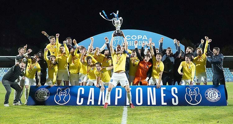 El capitán del CF Badalona, Edgar, levantado la Copa Federación en El Prado / @rfef.