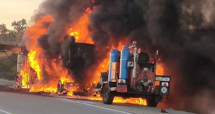 El CPEIS ha publicado esta imagen del camión ardiendo.