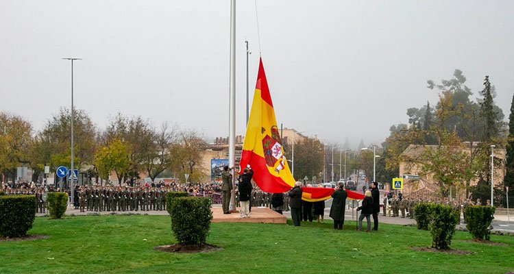 Una bandera de España gigante ya luce en el corazón de Toledo