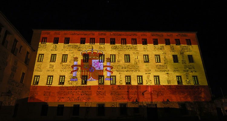 Las Cortes iluminan su fachada con motivo del Día de la Constitución