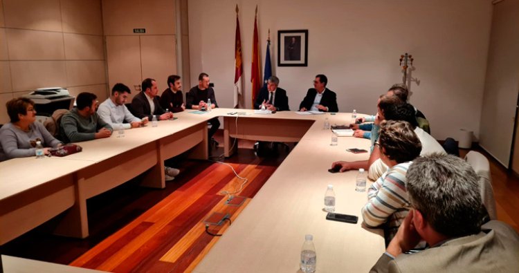 Álvaro Gutiérrez mantiene una reunión de trabajo con alcaldes de la comarca de la Sierra de San Vicente