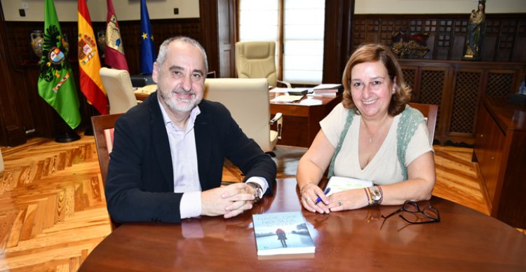 La presidenta de la Diputación, Conchi Cedillo, recibe al escritor Fernando Lallana