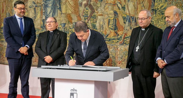 Emiliano García-Page firma el convenio.