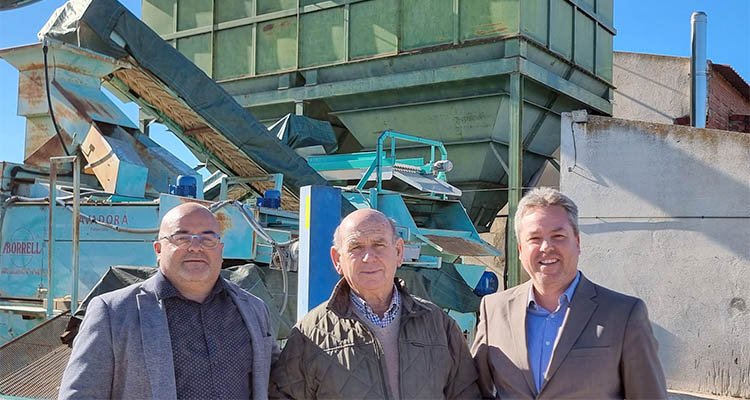 Los representantes de ADC Tierras de Talavera, junto al presidente de la cooperativa olivarera, José Barrillo. 