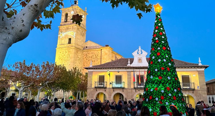 Arranca la Navidad en Alcaudete de la Jara con la iluminación de un árbol confeccionado a ganchillo