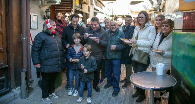 Page vuelve a compartir la tradición de las migas navideñas en el Casco Histórico de Toledo