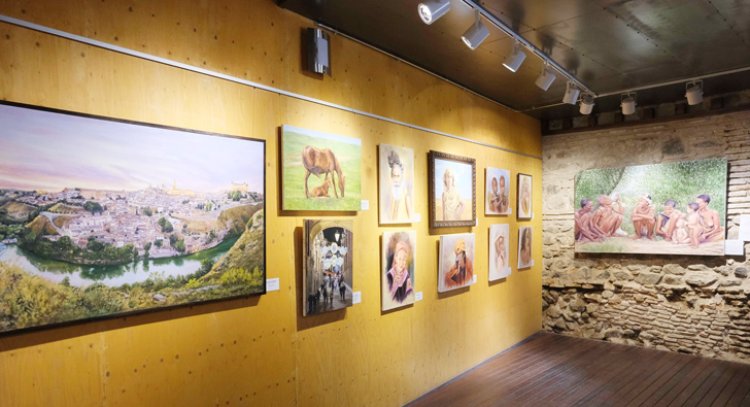 César González cuelga la última exposición del año en las Cuevas de Hércules de Toledo
