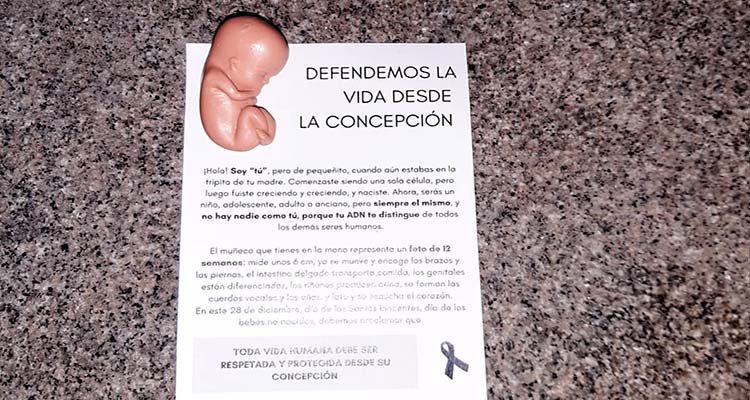 IU critica la aparición de fetos de plástico y octavillas provida en las calles de Toledo