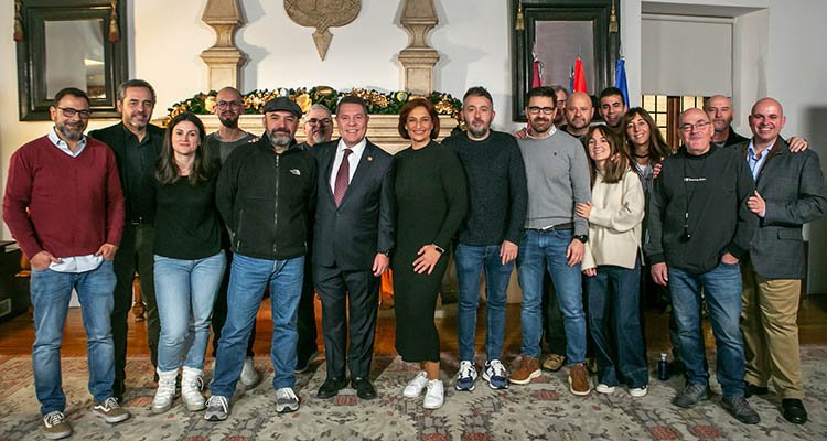 El presidente de Castilla-La Mancha, junto al equipo de producción audiovisual del mensaje de Año Nuevo.