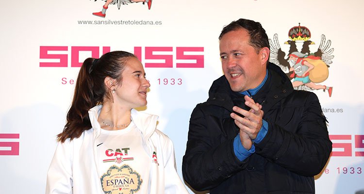 El alcalde de Toledo aplaude a la ganadora en categoría femenina en el podio..